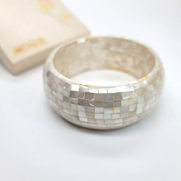 Mermaid's Garden Mother of Pearl Fashion Bangle Bracelet Costume Jewelry DH21 - Picture 4 of 6